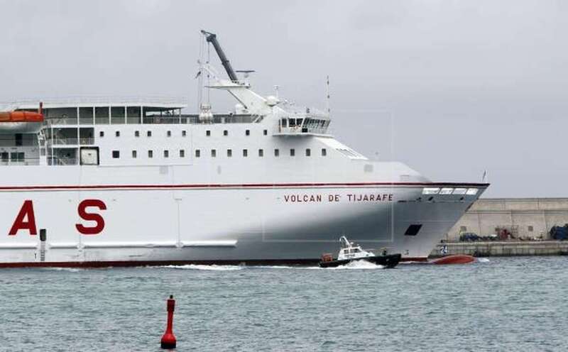Foto de archivo de un buque de Naviera Armas saliendo del puerto de Las Palmas de Gran Canaria (Efe / Elvira Urquijo A.)